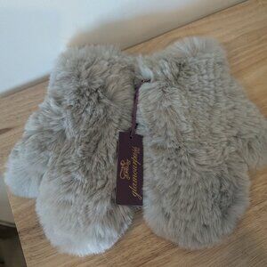 NWT- Glamourpuss NYC Fluffy Soft Fur Gray Mittens-OS